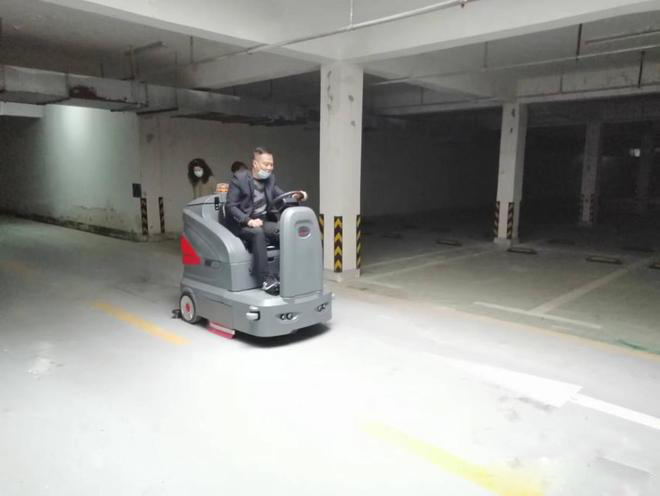 北辰小区物业保洁不用人力改用驾驶式洗地机了